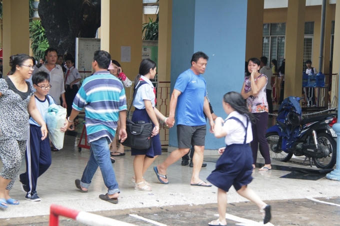 Học sinh được di tán đi nơi khác.