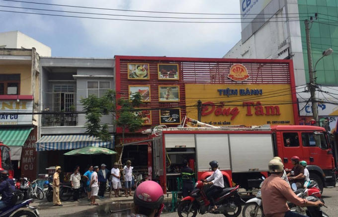 Hiện trường phía trước căn nhà 3 tầng nơi xảy ra vụ cháy .