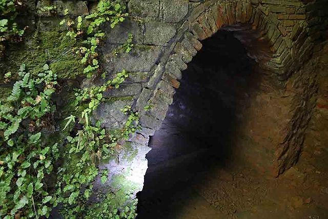 Riêng mùa đông, có thể đứng phía dưới hang lâu mà không bị khó thở.