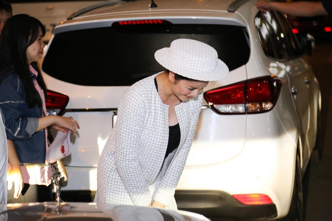 Lý Nhã Kỳ cúi chào fan hâm mộ.