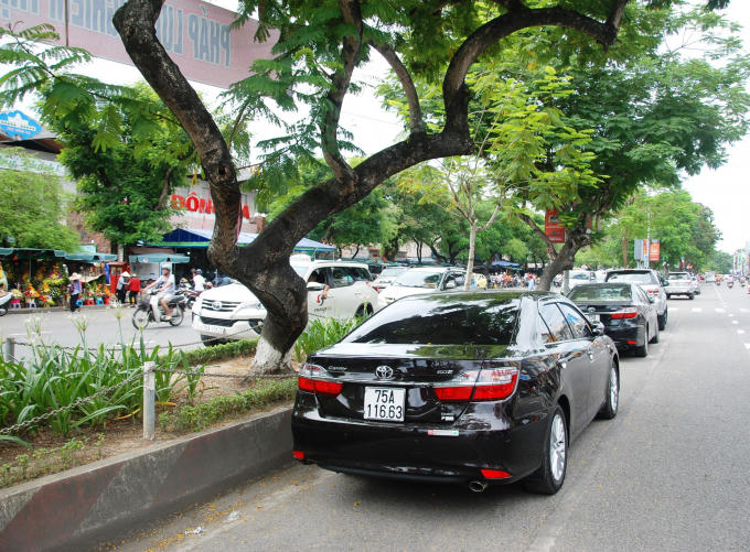 Một số xe đậu đỗ bên trái đường một chiều trước chợ Đông Ba. ((Hình chụp ngày 14/6/2018)