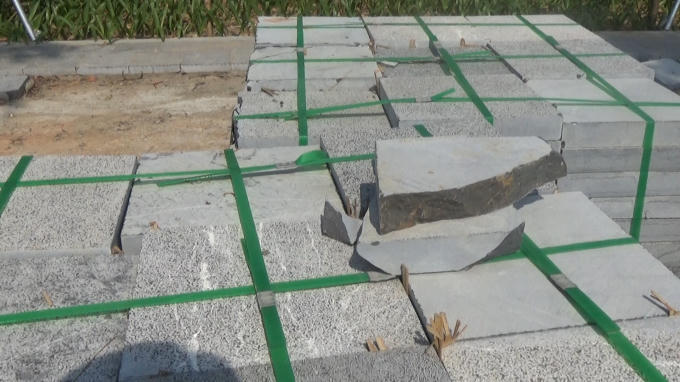 Tuy nhiên, tại đây có xuất hiện một số viên đá lát vỉa hè chưa được sử dụng đã bị vỡ và đang được tập kết bên đường Phạm Văn Đồng
