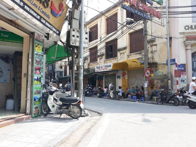 Dãy ki ốt của Nhà hát Cải Lương Hà Nội cho thuê để ngoài sổ sách.