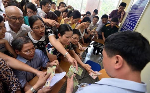 Phụ huynh chật vật mua hồ sơ xét tuyển cho con