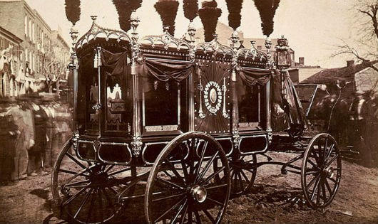 Cỗ xe đặc biệt được thiết kế ra để chở theo quan tài Abraham Lincoln nhân sự kiện rước quan tài vào năm 1865.