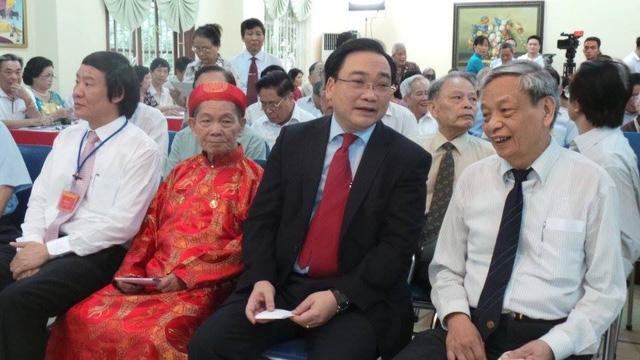 Bí thư Thành ủy Hà Nội Hoàng Trung Hải tại điểm bầu cử đặt tại Trường mầm non Tuổi hoa, phường Láng Hạ, Hà Nội từ rất sớm (Ảnh: Dân trí).
