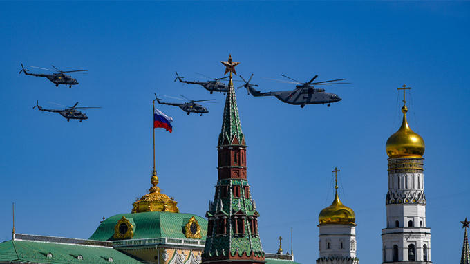 6 máy bay tấn công Su-25 nhả khói màu cờ Nga qua Quảng trường Đỏ.