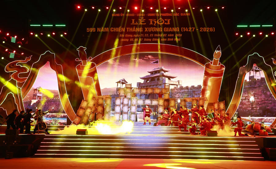 Chương trình nghệ thuật được dàn dựng công phu, tái hiện khí thế hào hùng của chiến thắng lịch sử.