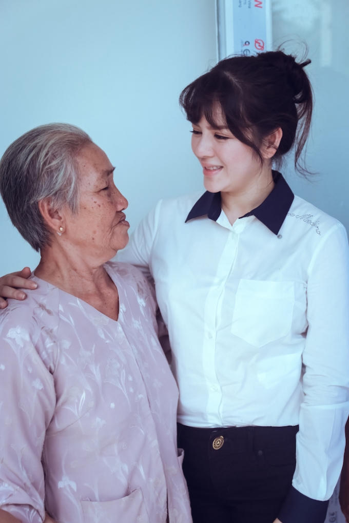 Lý Nhã Kỳ động viên bà Phan Thị Năm.