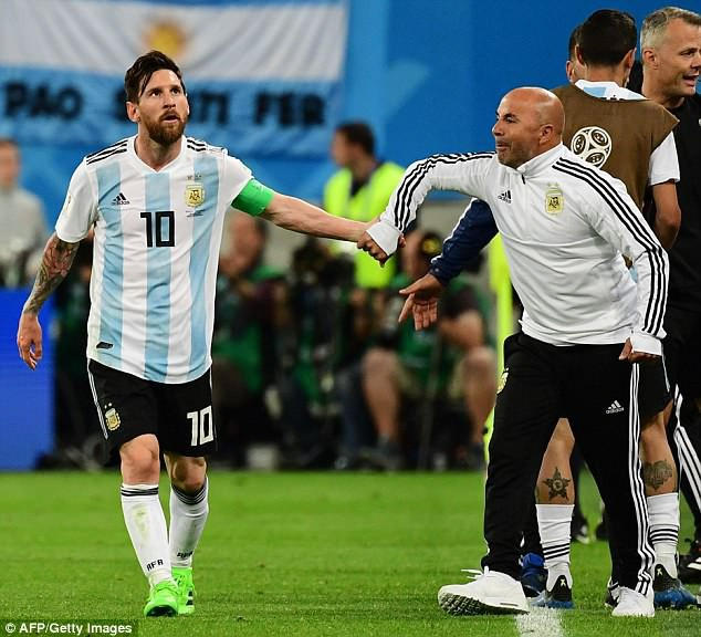 Messi và HLV Sampaoli siết chặt tay nhau ở trận đấu với Nigeria, sau khi có thông tin 2 người này bằng mặt mà không bằng lòng, vì trận thua Croatia trước đó.