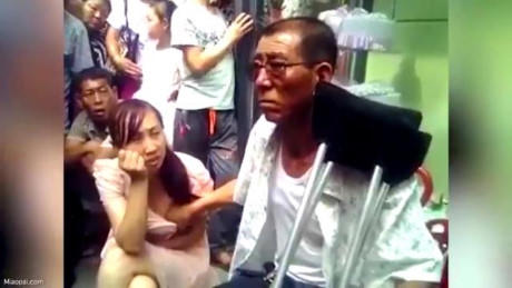 Thầy bói sờ ngực phụ nữ đoán vận mệnh tại Trung Quốc.