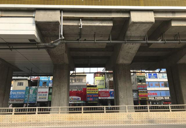 Tại nhà ga vành đai 3, việc làm hệ thống thoát nước ngầm xuyên qua lòng đường Nguyễn Trãi đang gặp khó khăn do đây là nút giao 4 tầng, bên dưới có nhiều hố kỹ thuật khiến việc thiết kế đường dẫn nước gặp khó. Công nhân vẫn đang làm thâu đêm để hoàn thiện.