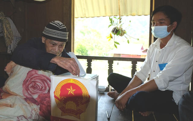 Cụ Phước tự hào cầm lá phiếu trên tay bỏ vào hòm.