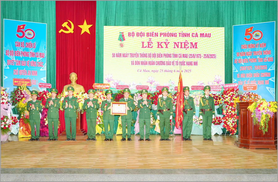 Thiếu tướng Trần Ngọc Hữu - Phó Tư lệnh BĐBP (thứ tư từ phải qua), thừa ủy quyền của Chủ tịch nước, trao Huân chương Bảo vệ Tổ quốc hạng Nhì cho BĐBP Cà Mau.