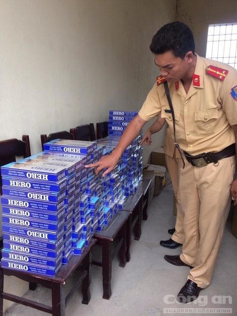 Lực lượng chức năng đang tiến hành kiểm kê số lượng thuốc lá “lậu”. (Ảnh: Báo Công an)