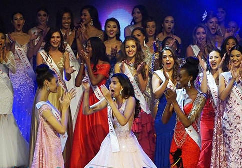 Stephanie Del Valle tỏ ra vô cùng bất ngờ khi tên mình được xướng ở ngôi vị cao nhất.