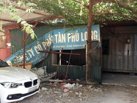 Khu nhà cấp 4 lợp tôn mục nát và không có bất kỳ hoạt động sản xuất, kinh doanh nào nguyên là văn phòng của Công ty Tân Phú Long.