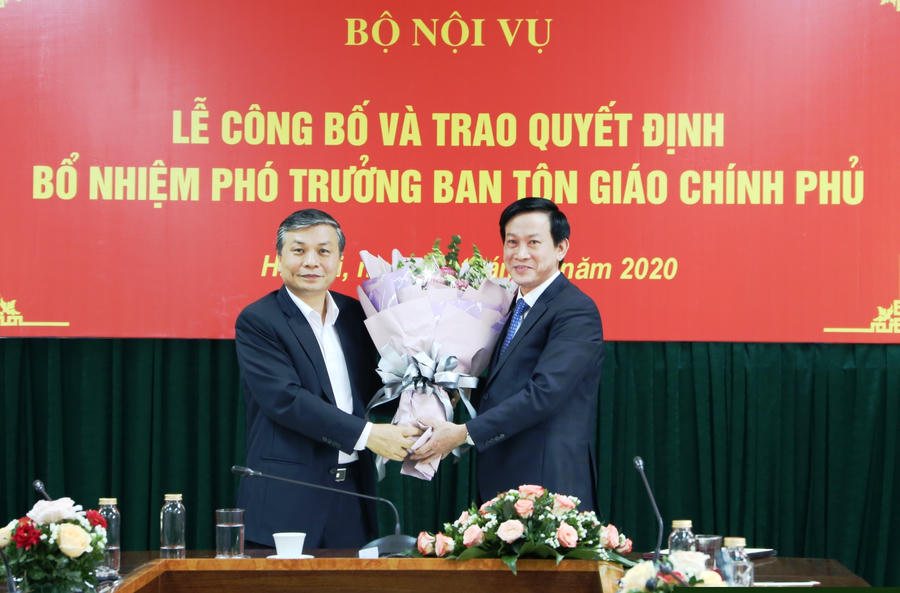 Thứ trưởng Nguyễn Trọng Thừa trao quyết định và chúc mừng ông Nguyễn Ánh Chức.