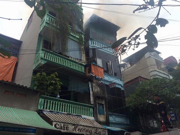 H&agrave; Nội: &ldquo;B&agrave; hoả&rdquo; thi&ecirc;u rụi 4 căn nh&agrave; ở đường Trần Kh&aacute;t Ch&acirc;n