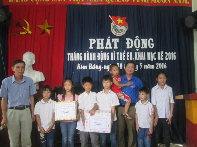 Ông Trần Ngọc Nam - Phó Bí thư tỉnh đoàn Hà Nam tặng quà cho các em.
