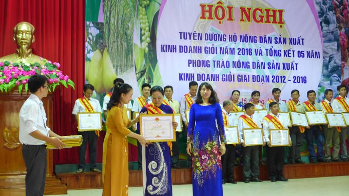 Lê Thị Xuân Trang, Ủy viên Ban Thường vụ tỉnh ủy, Trưởng ban Dân vận tỉnh ủy trao tặng giấy khen cho tập thể và cá nhân xuất sắc