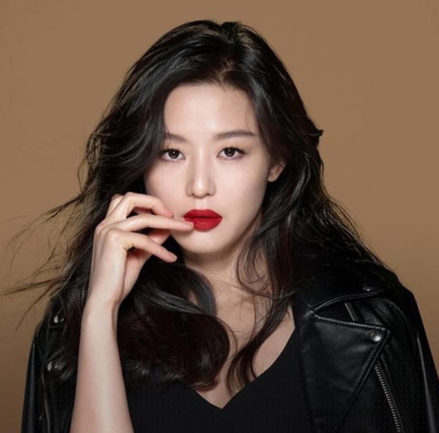 Jeon Ji Hyun sở hữu chiều cao 173cm và là một trong những nữ hoàng quảng cáo của Hàn Quốc.