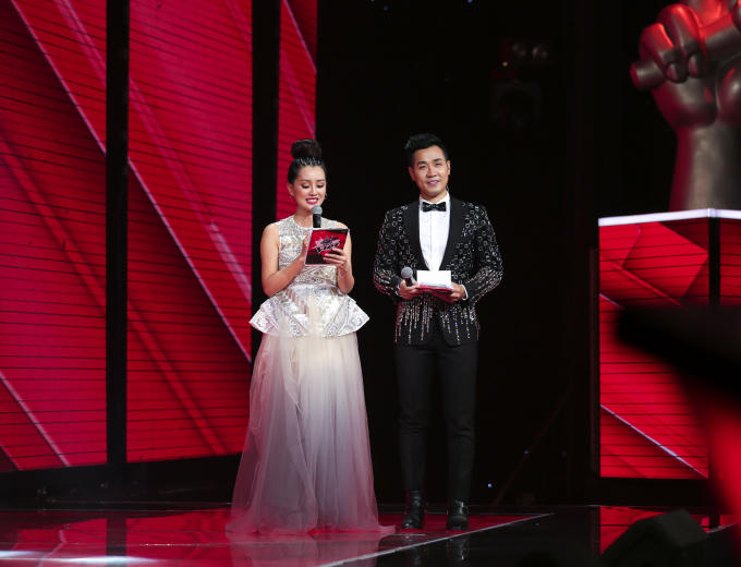 Nguy&ecirc;n Khang lu&ocirc;n cầu kỳ v&agrave; chuẩn bị chu đ&aacute;o trang phục cho m&igrave;nh khi l&ecirc;n dẫn The Voice.