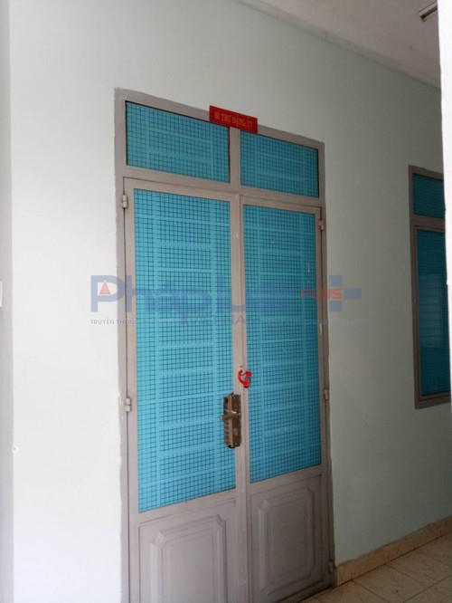 Phòng bí thư Đảng ủy khóa cửa.