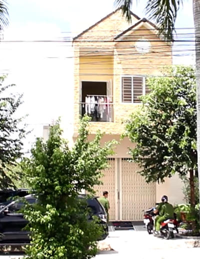 Cảnh sát khám xét nhà nguyên Phó chánh thanh tra giao thông Cần Thơ trưa 15/9. Ảnh: Cửu Long