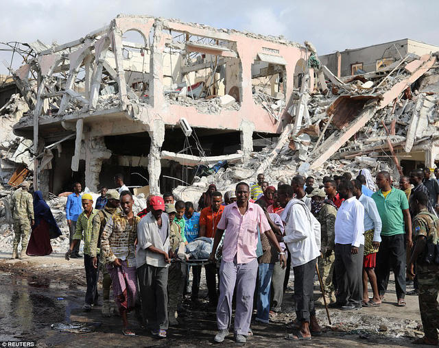 &Ocirc;ng Farmaajo l&ecirc;n &aacute;n c&aacute;c vụ tấn c&ocirc;ng bằng những ng&ocirc;n từ mạnh mẽ nhất, c&aacute;o buộc nh&oacute;m al-Shabab l&agrave; thủ phạm d&ugrave; chưa nh&oacute;m n&agrave;o ch&iacute;nh thức l&ecirc;n tiếng nhận tr&aacute;ch nhiệm về 2 vụ đ&aacute;nh bom. (Ảnh: Reuters)