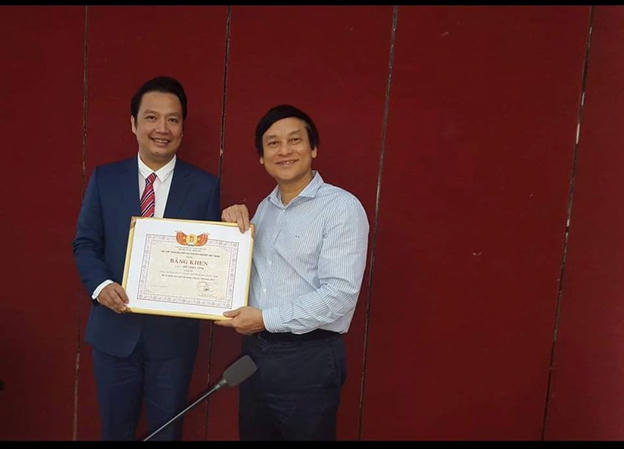 Vụ trưởng Bộ Giáo dục và Đào tạo trao tặng bằng khen của Trung Ương Thể thao HSSV Việt Nam do Thứ trưởng Bộ Giáo dục và Đào tạo ký quyết định cho thầy Hồ Thiện Vinh.