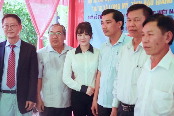 Lý Nhã Kỳ cùng đoàn cán bộ của địa phương trong lễ trao nhà tình nghĩa cho bà con Long Mỹ -Hậu Giang.