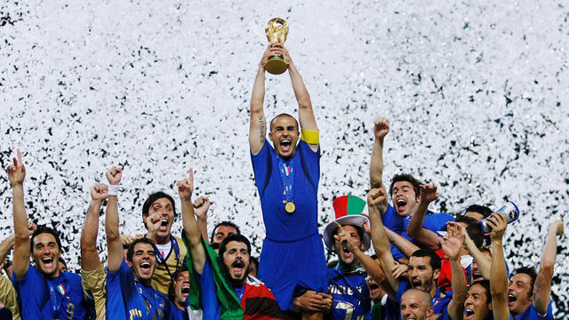 Italia bước vào World Cup 2006 trong nhiều sự hoài nghi. Chỉ 1 tháng trước khi World cup khởi tranh, cả nước Italia rúng động bởi scandal bán độ Calciopoli, khiến Juventus bị đánh tụt hạng (AC Milan, Fiorentina, Lazio bị trừ điểm). Những trụ cột của Italia ngày ngày phải trả lời nhiều câu hỏi liên quan tới vụ scandal này, chứ không phải vấn đề chuyên môn. Italia bước vào giải với những trái tim nặng trĩu nhưng họ càng đá càng hay. Cuối cùng, Italia đã vượt qua sức ép khủng khiếp để lên ngôi vô địch.