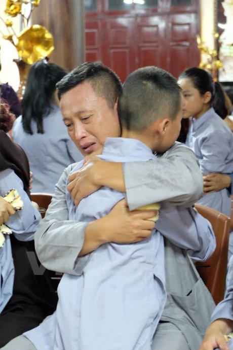 Cám ơn chàng trai của bố. (Ảnh: Dương Phạm/Vietnam+)