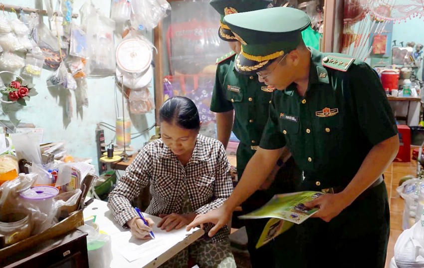 Đồn Biên phòng Cửa khẩu Mỹ Quý Tây phát tờ rơi tuyên truyền đến cho bà con Nhân dân.