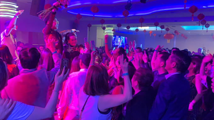 Danh ca Ngọc Sơn khiến khán giả Canada “choáng” với sức khỏe phi thường