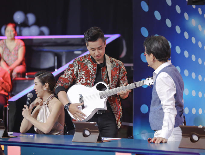 Ý Lan đút cho Nguyên Khang ăn trên sân khấu