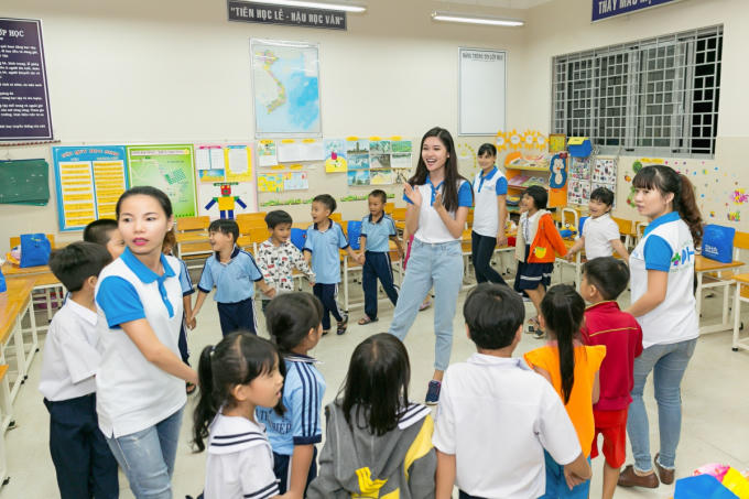 &Aacute; hậu Thuỳ Dung mang 600 phần qu&agrave; từ thiện đến với trẻ em mồ c&ocirc;i nh&acirc;n dịp Trung thu