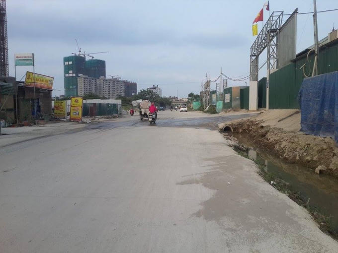 Khu vực đường v&agrave;o cơ sở Trạm trộn b&ecirc; t&ocirc;ng Việt Tiệp.