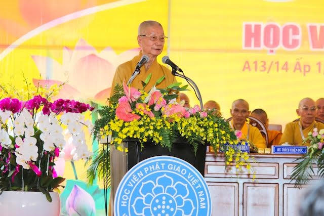 Hòa thượng Thích Trí Quảng - Phó Pháp chủ Hội đồng Chứng Minh GHPGVN - Viện trưởng Học viện phát biểu khai mạc buổi lễ.