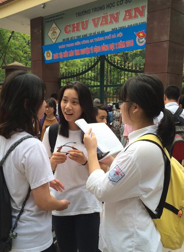 Học sinh thi vào lớp 10 THPT tại Hà Nội (ảnh: Mỹ Hà)