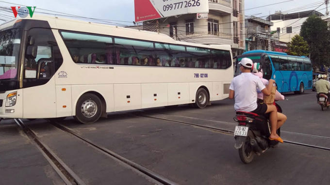 Nhiều đoạn đường sắt nằm giữa trung tâm thành phố gây ùn tắc.