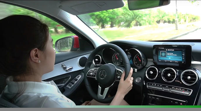 Ngày càng có nhiều phụ nữ tự lái xe. Ảnh: HLX