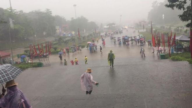 Đến giữa trưa mưa càng nặng hạt