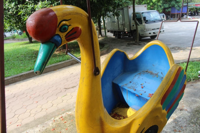 Thiên nga ngập rác.