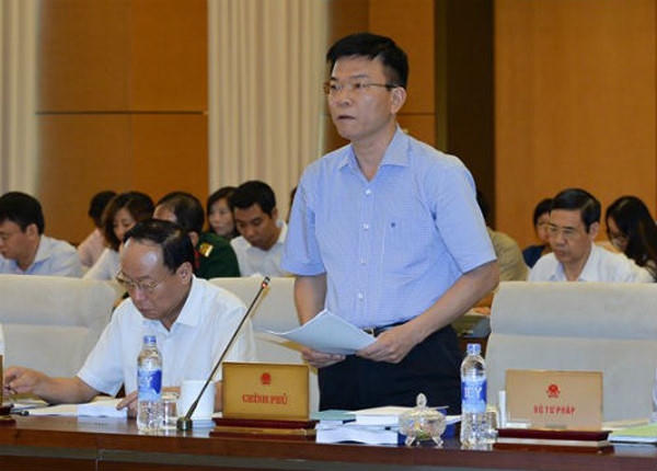 Bộ trưởng Bộ Tư pháp Lê Thành Long đọc Tờ trình Luật Sửa đổi Bộ luật Hình sự 2015.