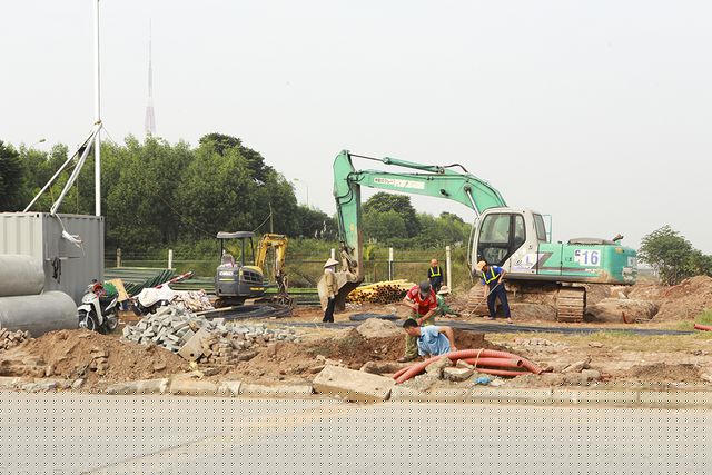 Đơn vị thi công đang gấp rút hoàn thiện đoạn đường này để đưa vào sử dụng.