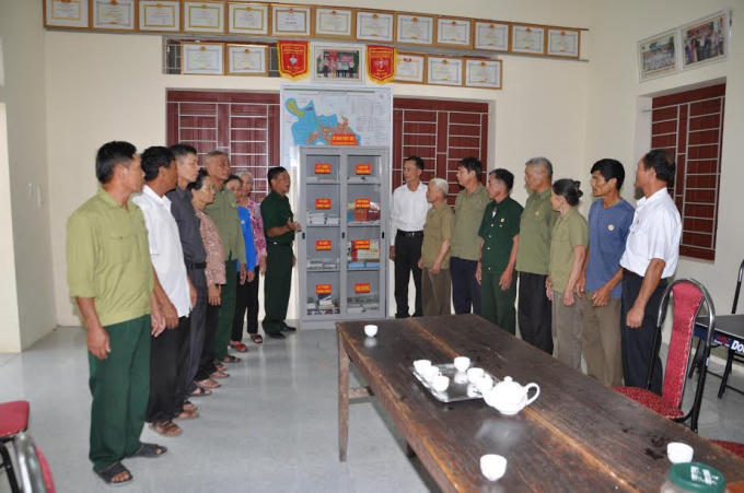 Ông Bùi Sỹ Thắng - Chủ tịch Hội Cựu Chiến binh huyện về thăm mô hình và dự một buổi sinh hoạt của Chi Hội CCB thôn Dũng - xã Quảng Khê. Ảnh: Hoàng Văn Dũng