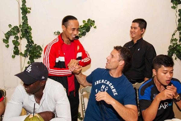 Phạm Anh Khoa gặp gỡ tuyển thủ Ronney Johnsen v&agrave; Dwight Yorke