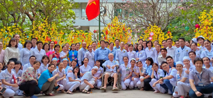 Tập thể Ban Giám đốc, công chức, viên chức, người lao động Viện Y Dược học dân tộc TP.HCM thăm hỏi bệnh nhân trong dịp Xuân về.